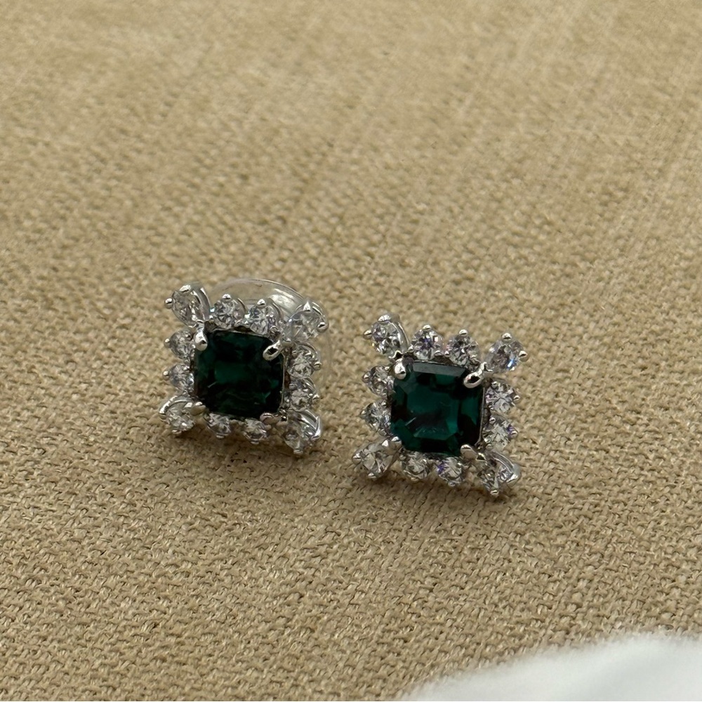 Elegant vintage Green and Silver Stud Earrings